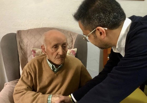Esteban Sousa Acosta es felicitado por el regidor al cumplir 100 años