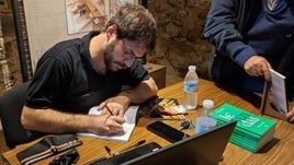 El autor Daniel Silva firmando ejemplares de su libro 'Leyendas'.