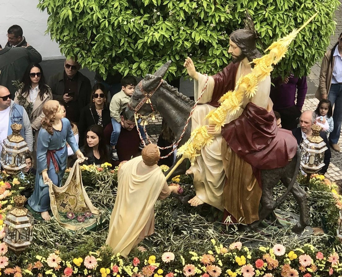 Decenas de niños vestidos de hebreos asistieron a la procesión de La Burriquita