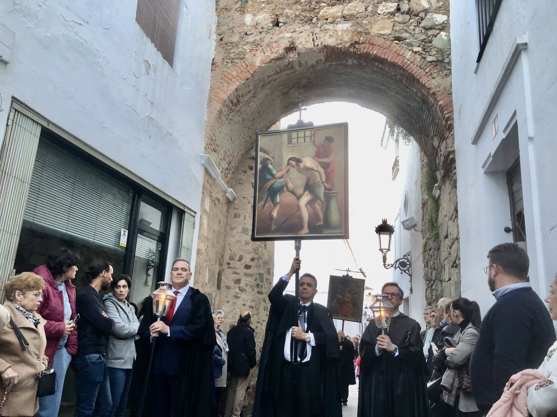 La procesión de las Banderas, única en España, volvió a recorrer Olivenza