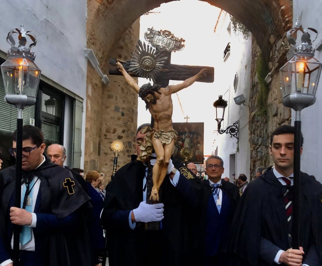 La procesión de las Banderas, única en España, volvió a recorrer Olivenza