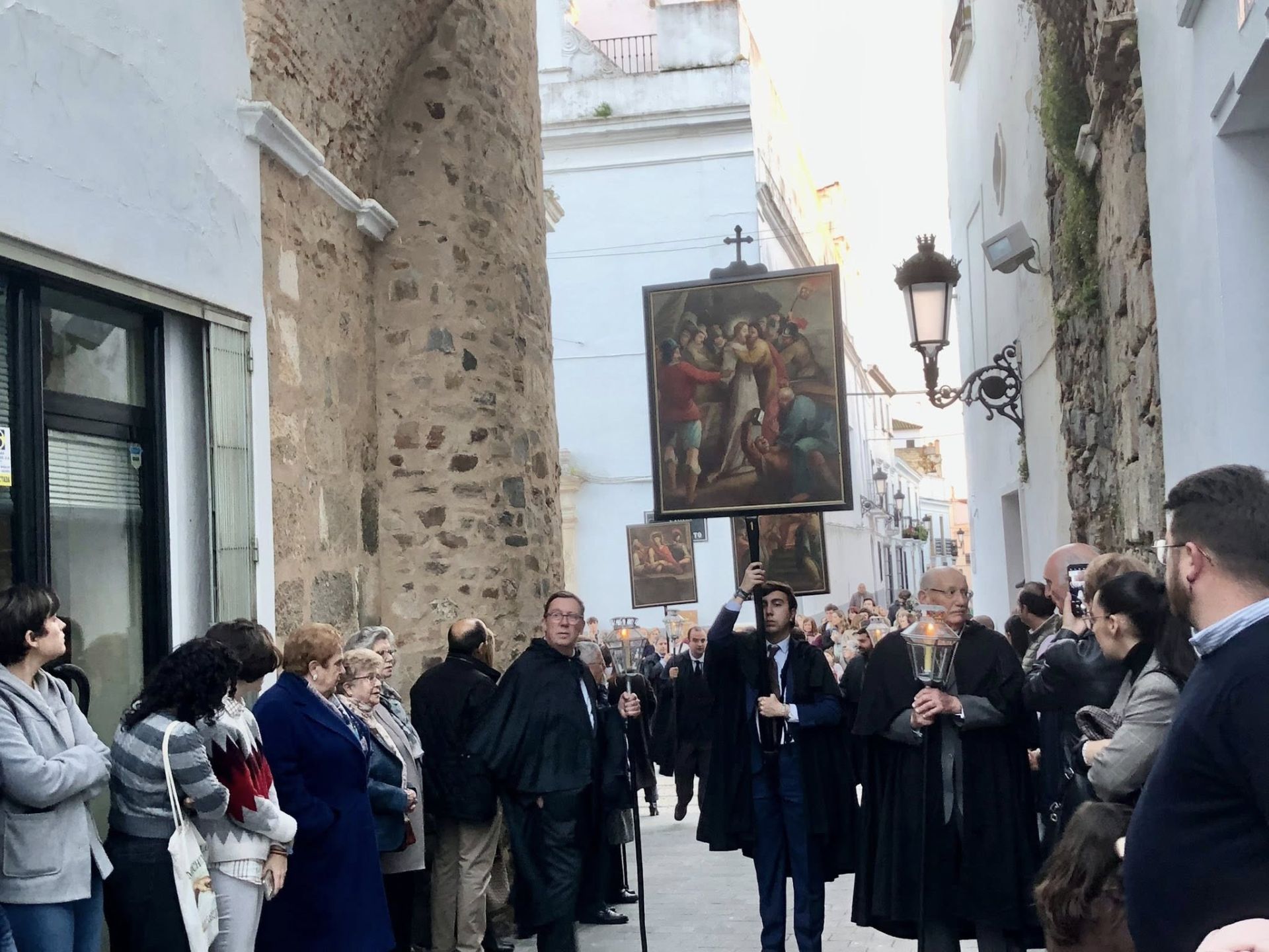 La procesión de las Banderas, única en España, volvió a recorrer Olivenza