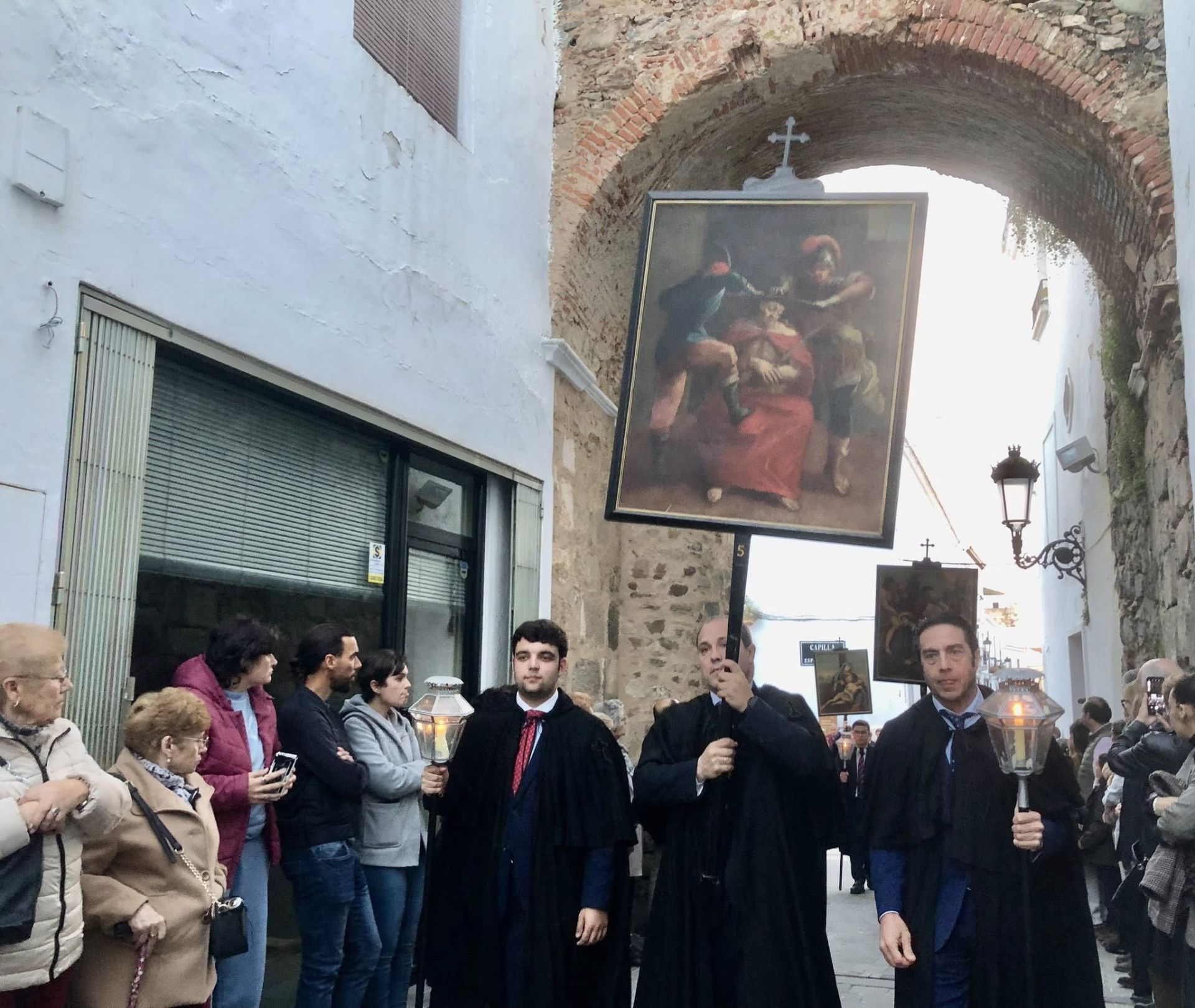 La procesión de las Banderas, única en España, volvió a recorrer Olivenza
