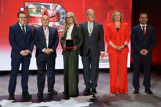 Carolina Yuste, Ricardo Leal y Banca Pueyo recibieron las medallas de oro de la Provincia en Olivenza