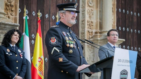 El exsubinspector de la Policía Local Benito Márquez recibe un reconocimiento de la Junta