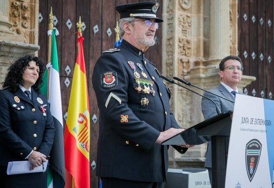 El exsubinspector de la Policía Local Benito Márquez recibe un reconocimiento de la Junta