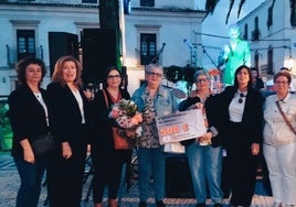 La asociación recibió el cheque solidario.