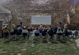 Momento de una noche de cine en el Patio de Armas del Meegs.
