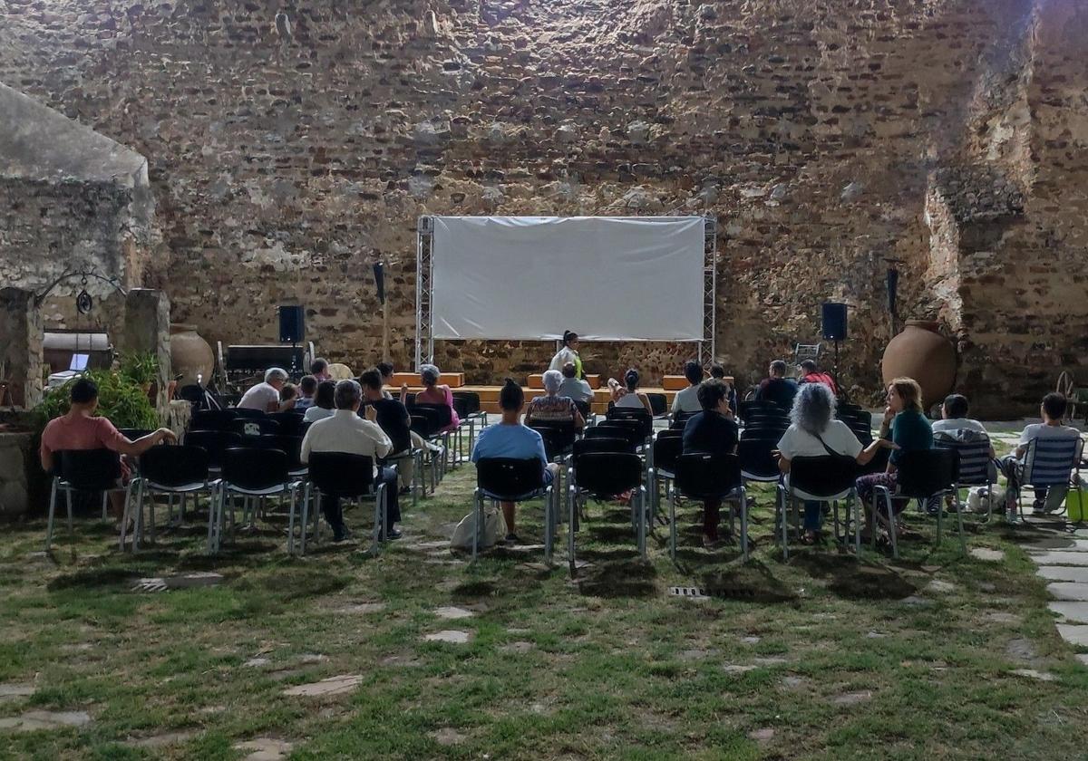 Momento de una noche de cine en el Patio de Armas del Meegs.