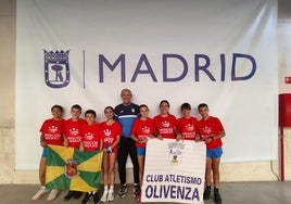 El equipo posó con la bandera oliventina.
