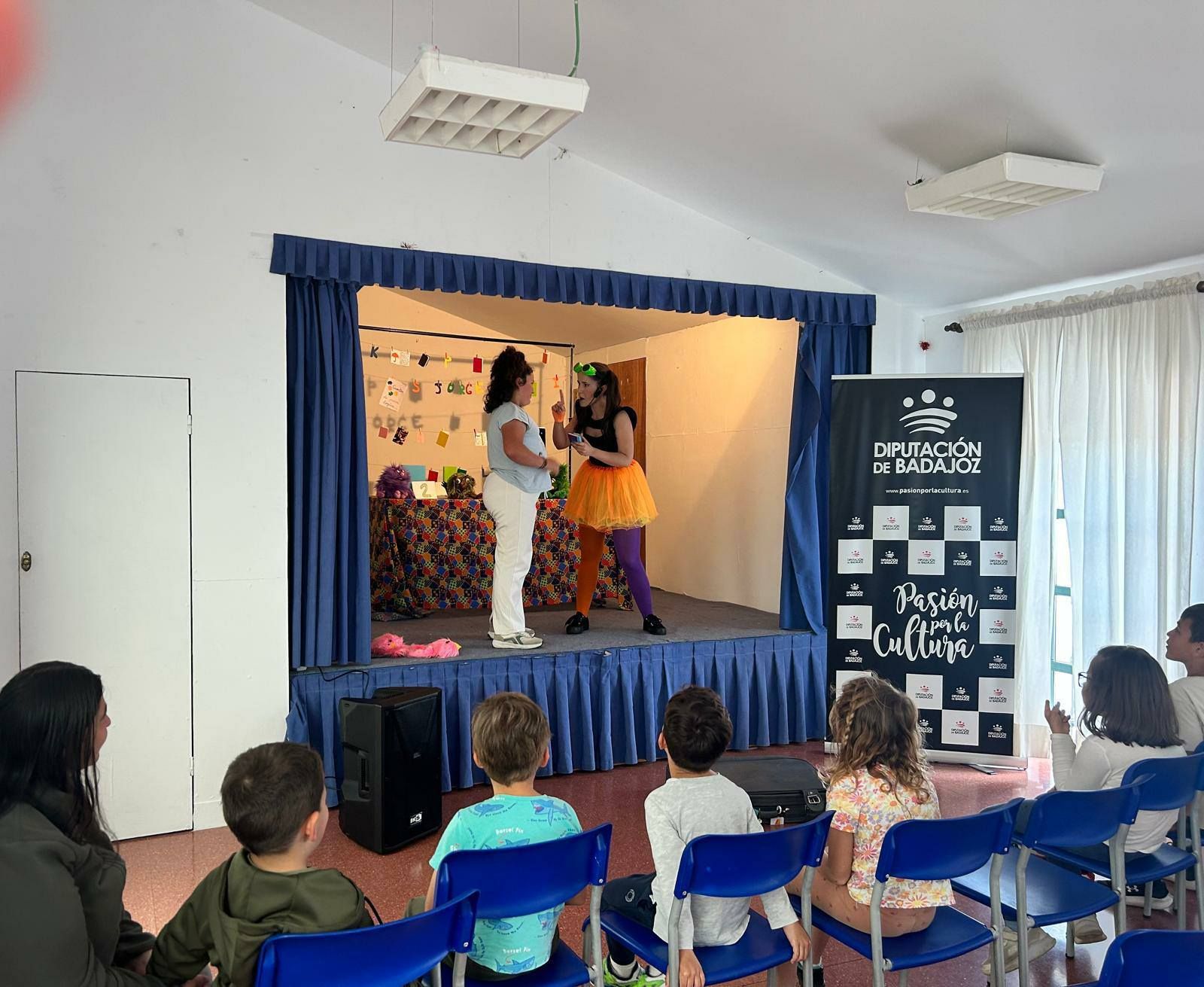 La presentación de 'La hija de la novicia' de la oliventina Elena Álvarez cerró la Semana del Libro