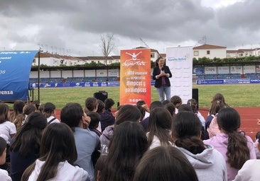 La medallista olímpica Nuria Cabanillas ha mantenido un encuentro con escolares de la ciudad
