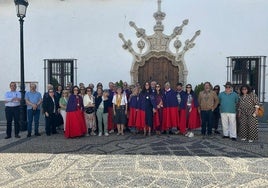 los participantes posaron en la fachada del Ayuntamiento.
