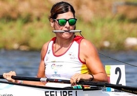 La oliventina en su canoa.