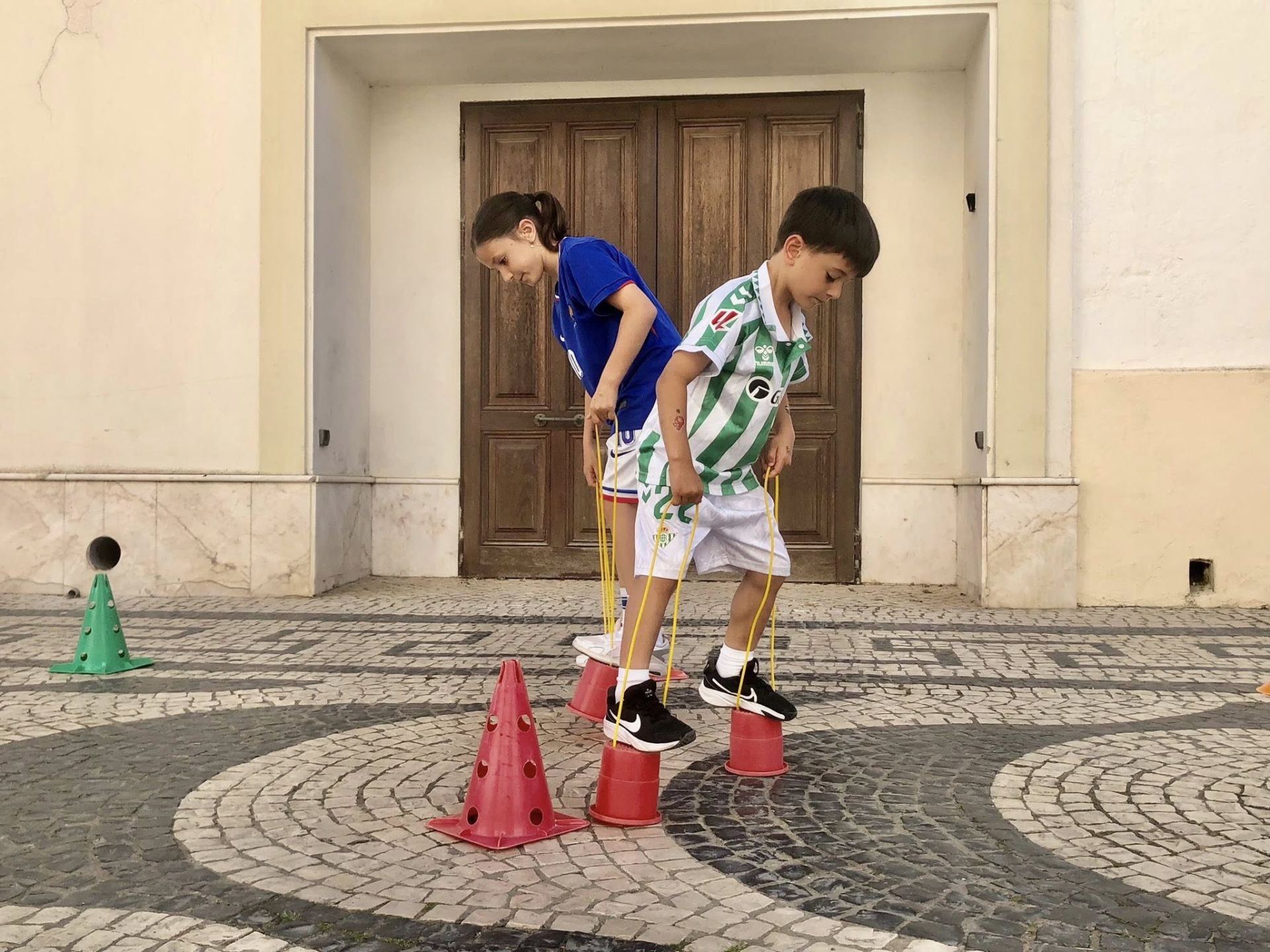 Unas cien personas disfrutan de la Gymkana Familiar en diferentes espacios