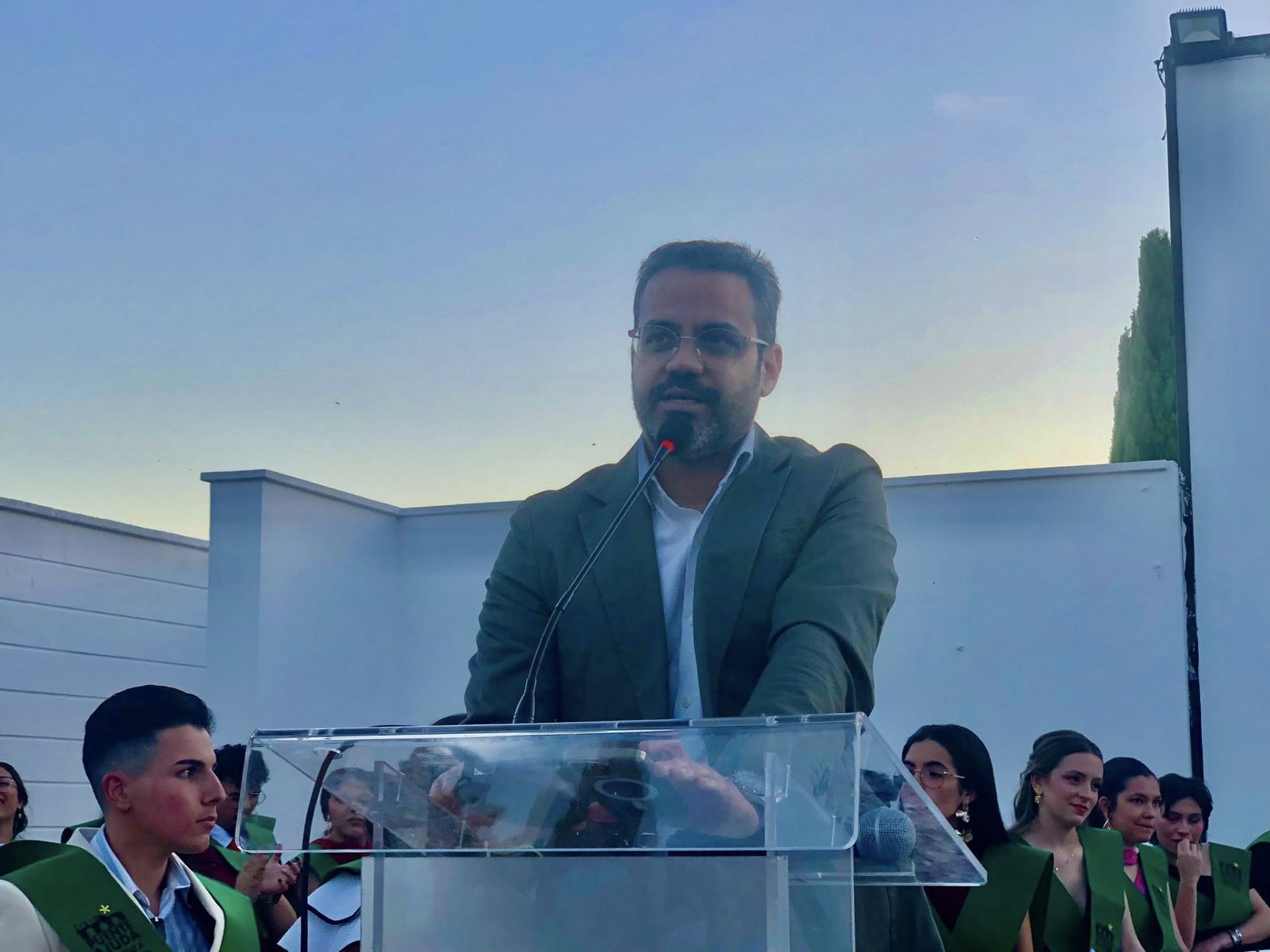 El alumnado del IES Puente Ajuda celebra su graduación de Bachillerato