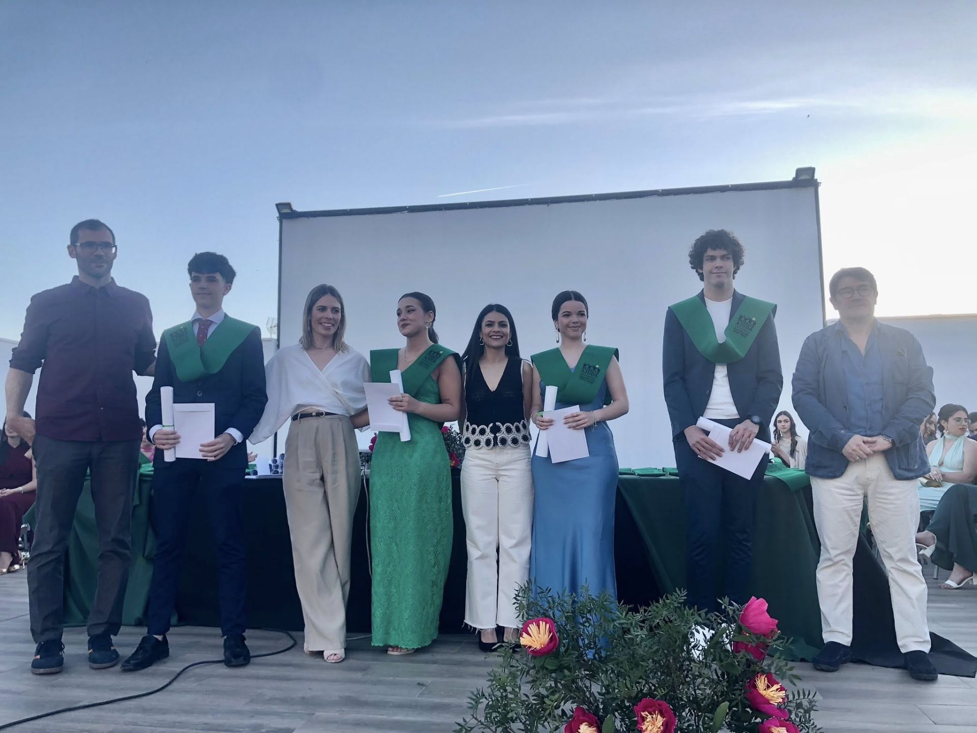 El alumnado del IES Puente Ajuda celebra su graduación de Bachillerato