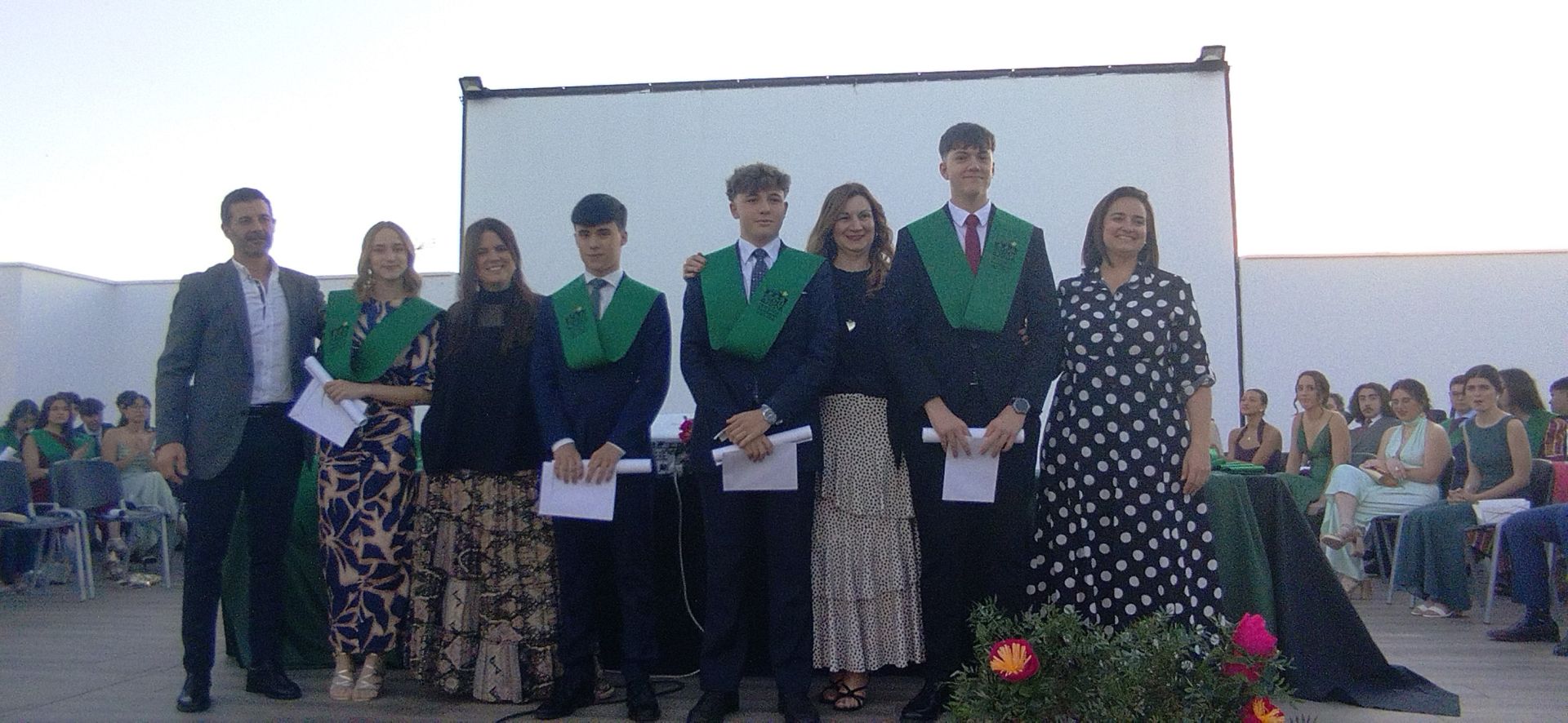 El alumnado del IES Puente Ajuda celebra su graduación de Bachillerato