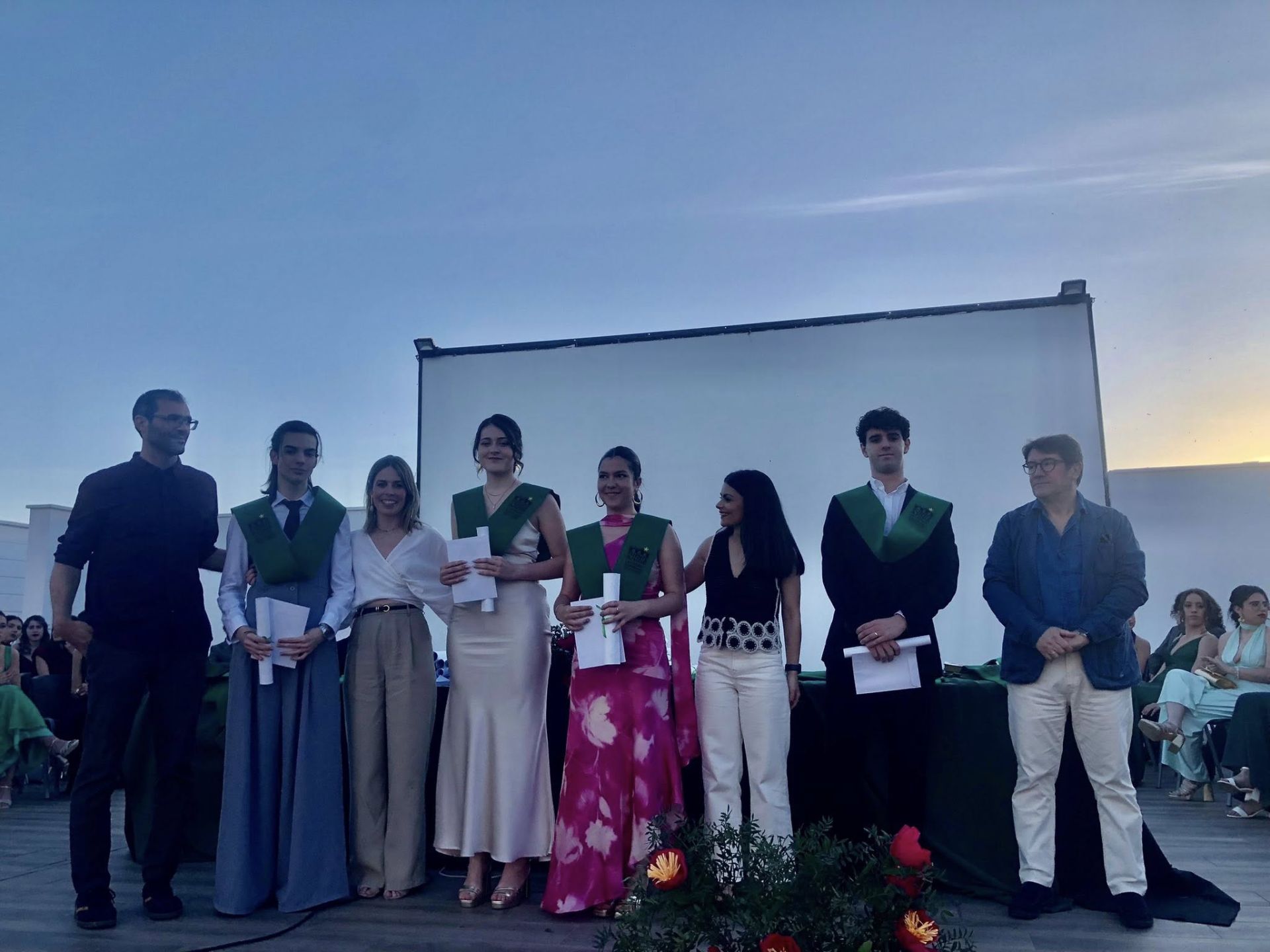 El alumnado del IES Puente Ajuda celebra su graduación de Bachillerato