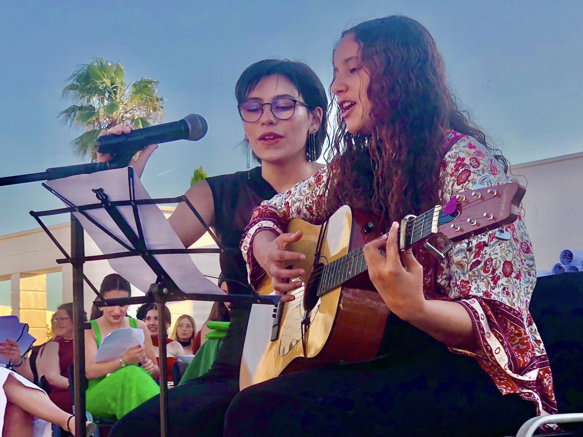 El alumnado del IES Puente Ajuda celebra su graduación de Bachillerato