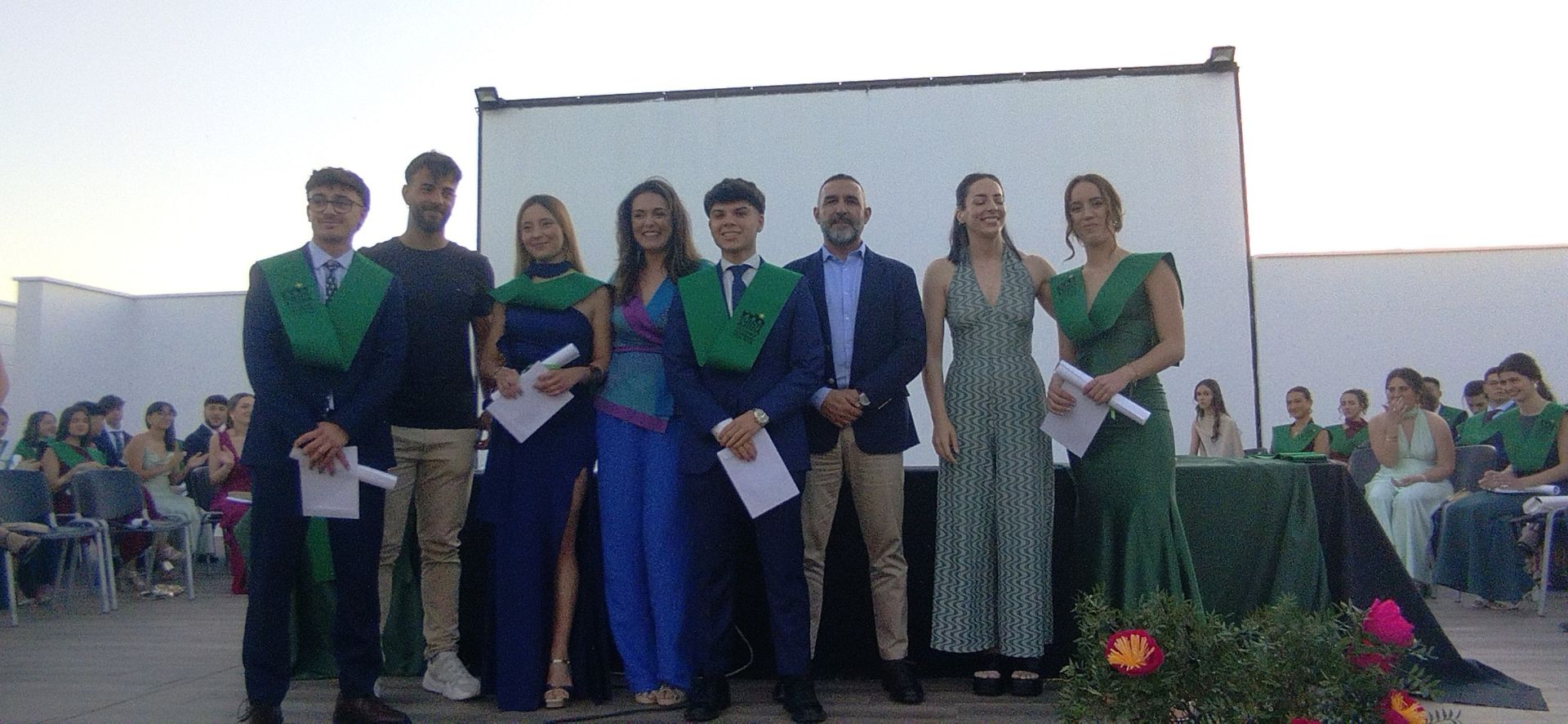 El alumnado del IES Puente Ajuda celebra su graduación de Bachillerato
