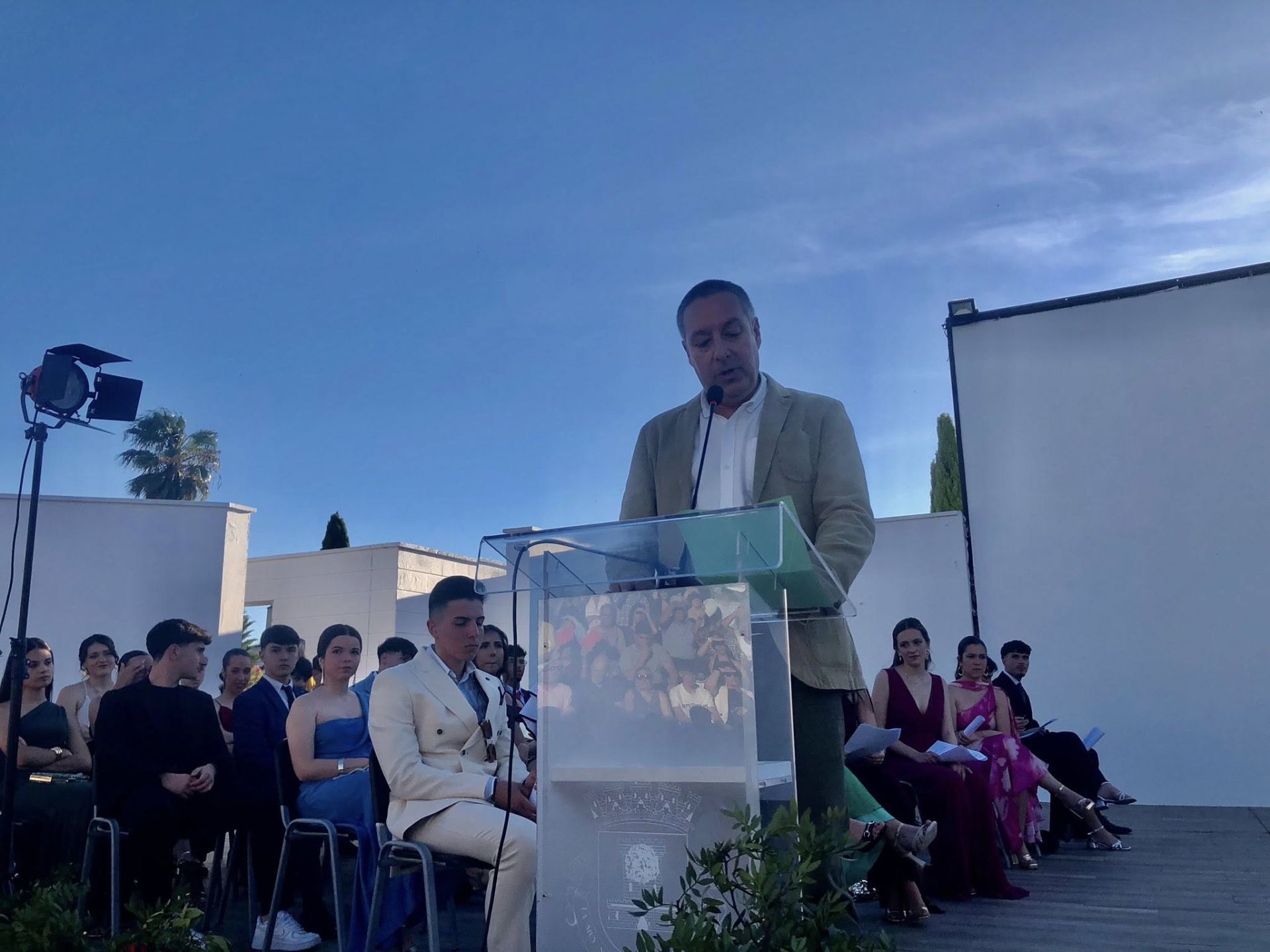 El alumnado del IES Puente Ajuda celebra su graduación de Bachillerato