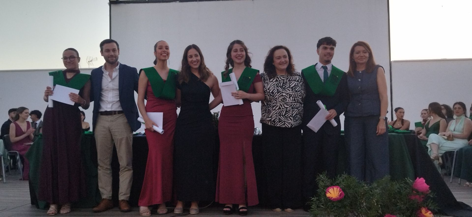 El alumnado del IES Puente Ajuda celebra su graduación de Bachillerato