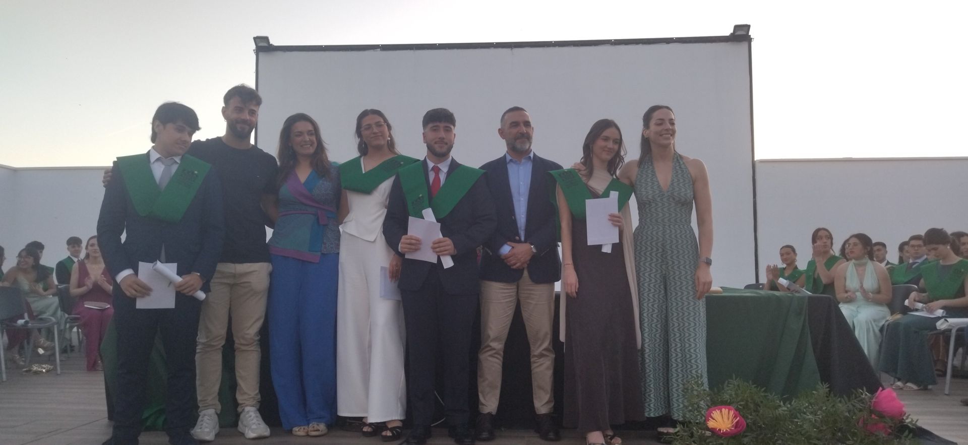 El alumnado del IES Puente Ajuda celebra su graduación de Bachillerato