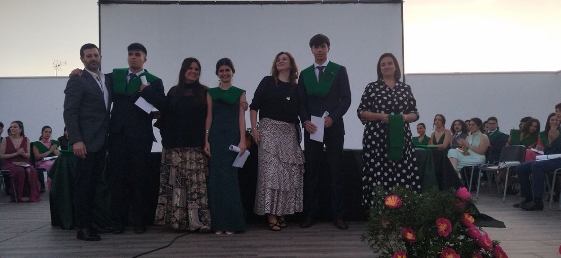 El alumnado del IES Puente Ajuda celebra su graduación de Bachillerato