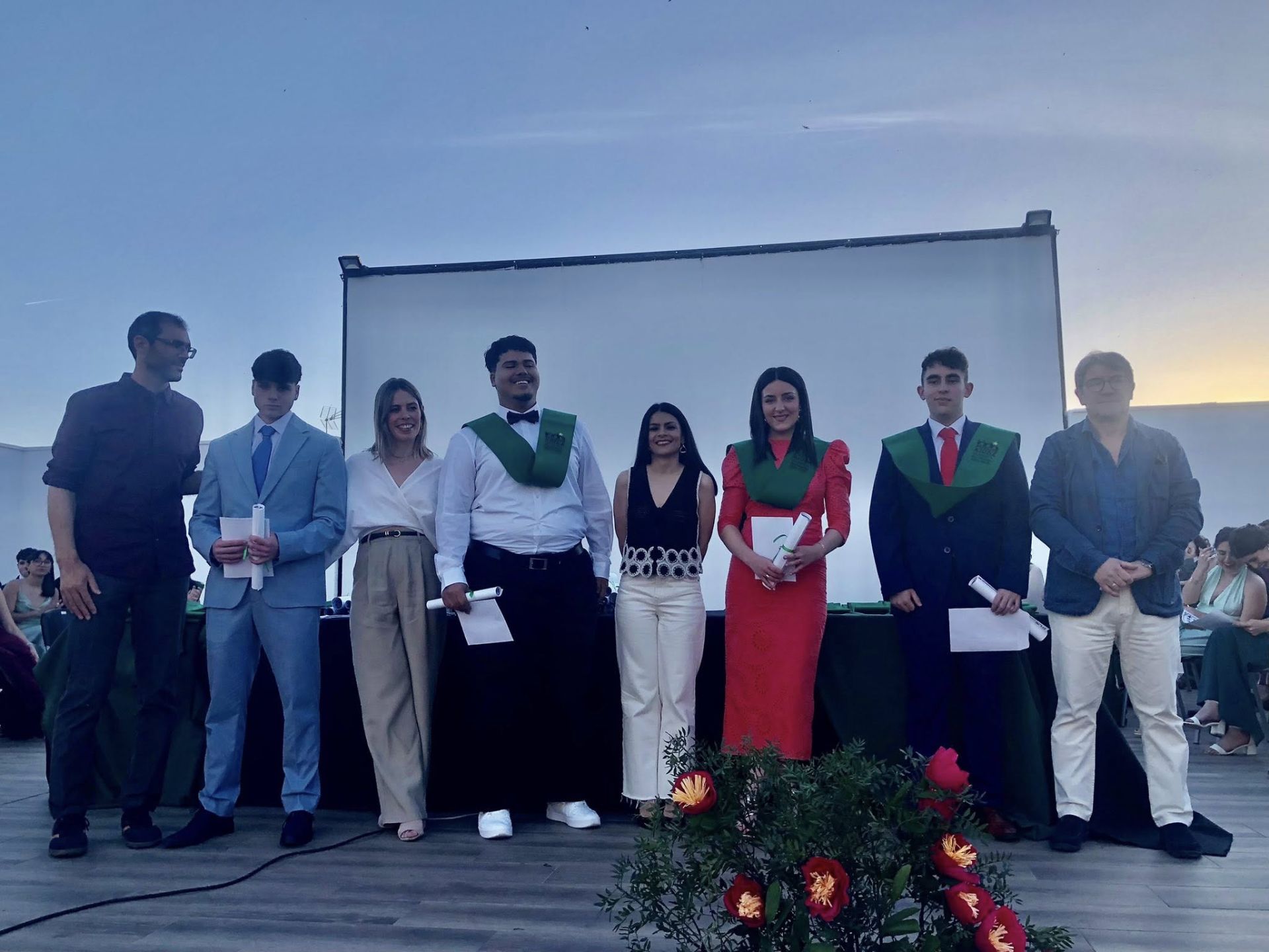 El alumnado del IES Puente Ajuda celebra su graduación de Bachillerato