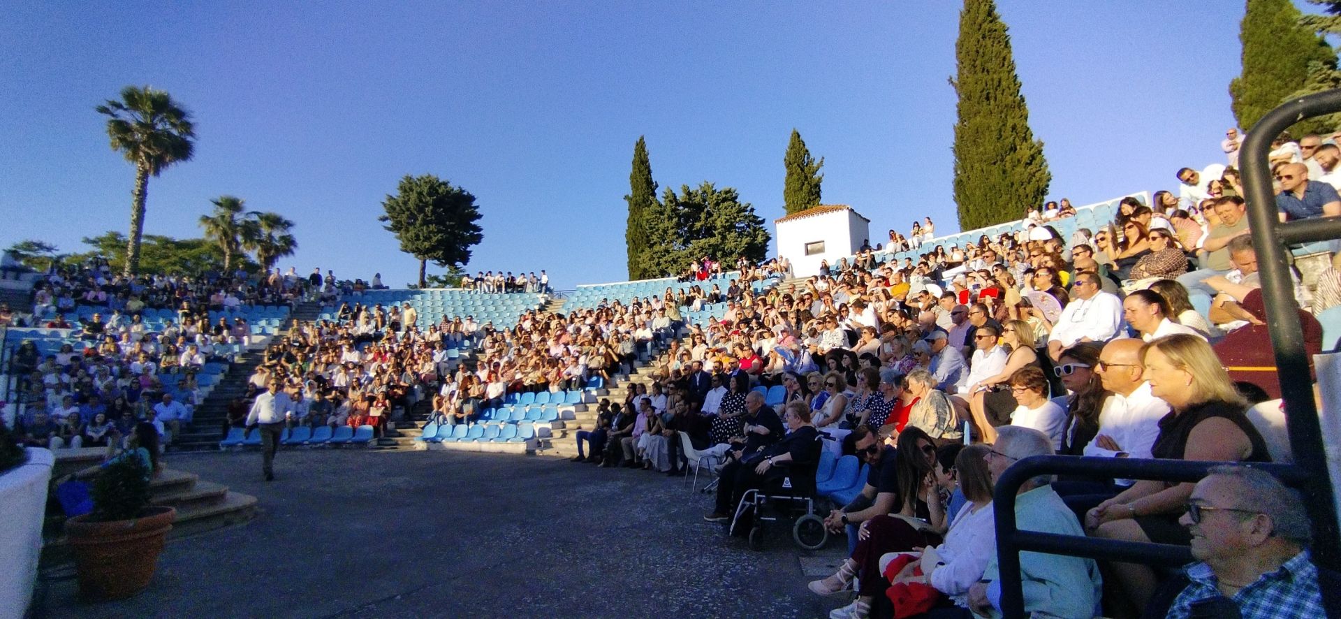 El alumnado del IES Puente Ajuda celebra su graduación de Bachillerato