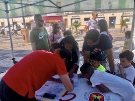 Las familias disfrutaron de una tarde de juegos variados.