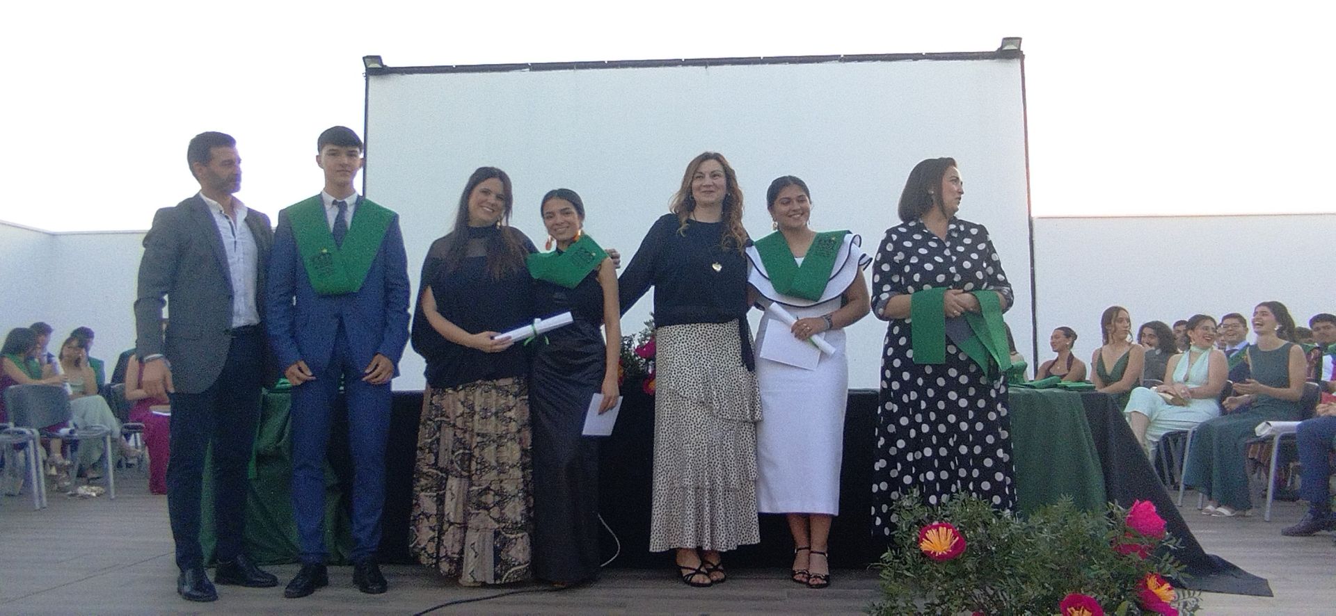 El alumnado del IES Puente Ajuda celebra su graduación de Bachillerato