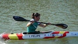 Inés María Felipe con su canoa oficial.