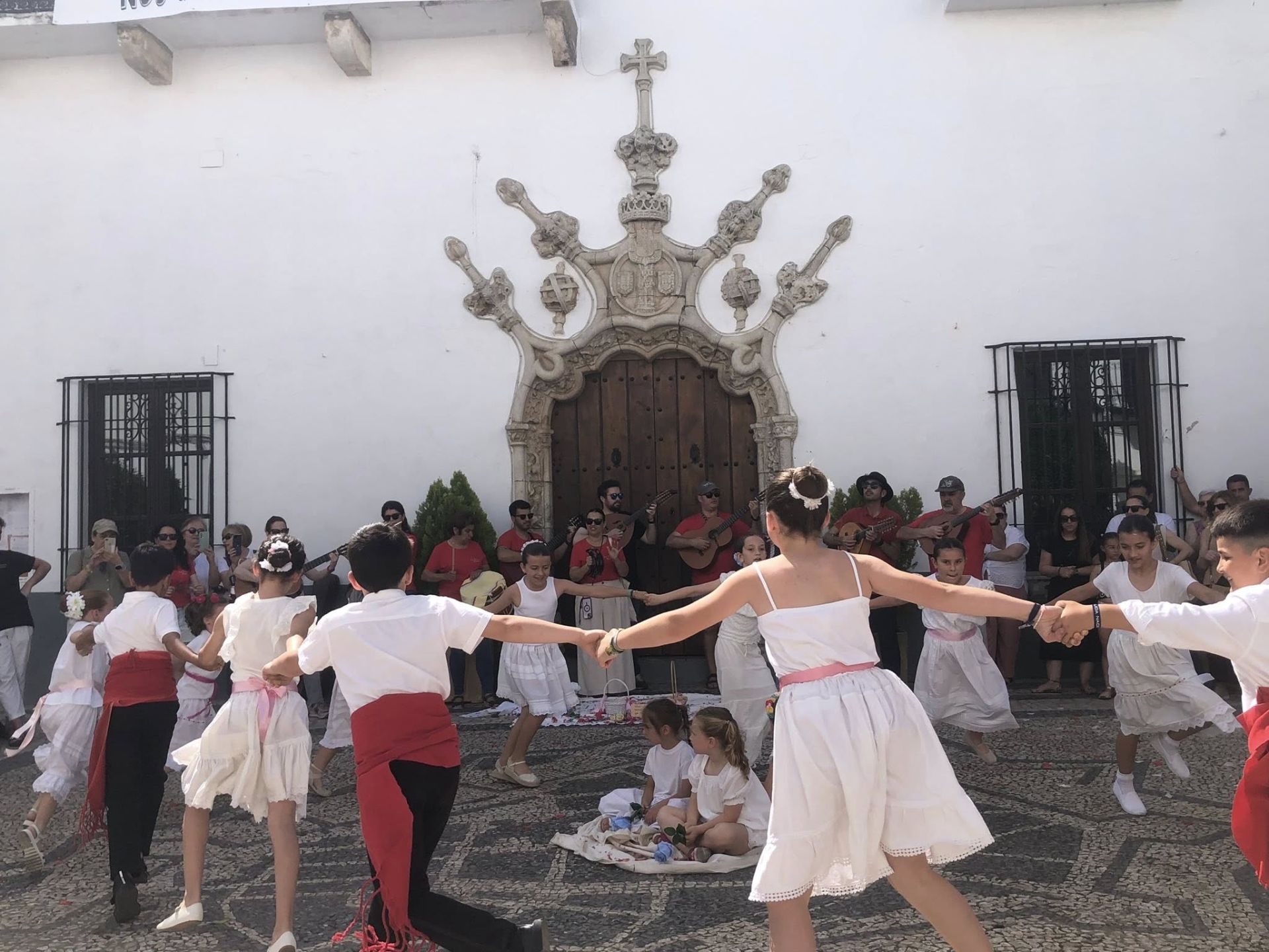Un año más la tradición de La Maya alegró las calles de Olivenza