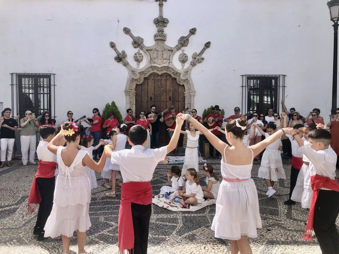Un año más la tradición de La Maya alegró las calles de Olivenza