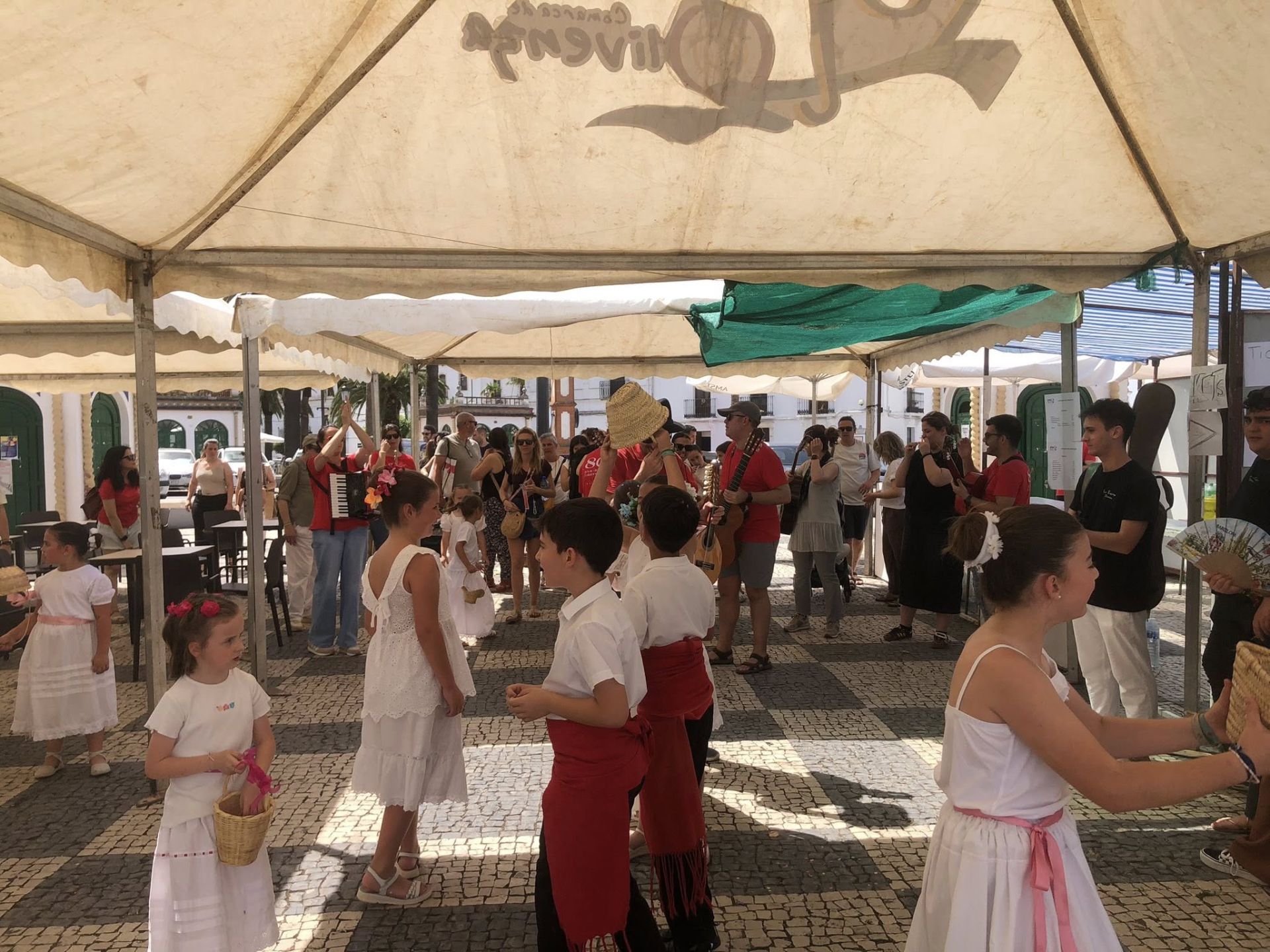 Un año más la tradición de La Maya alegró las calles de Olivenza