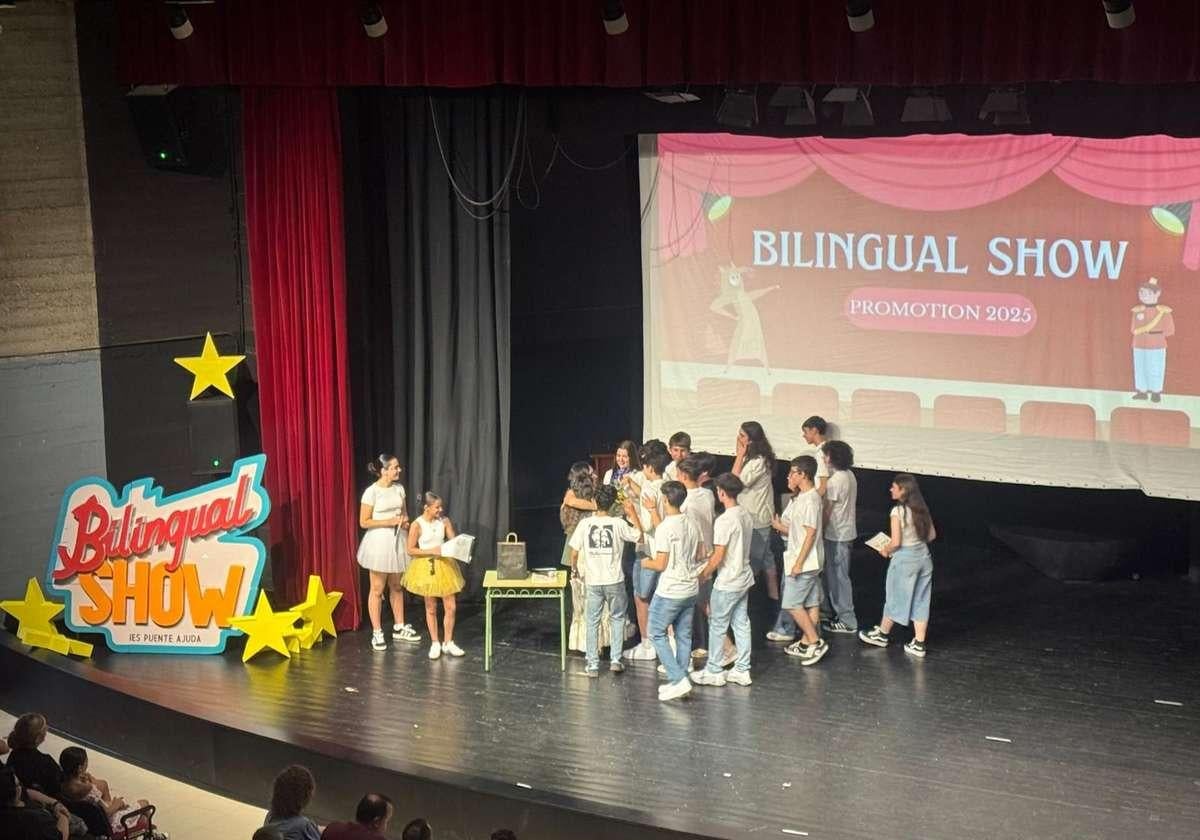 Más de un centenar de estudiantes del Puente Ajuda participan en el Bilingual Show