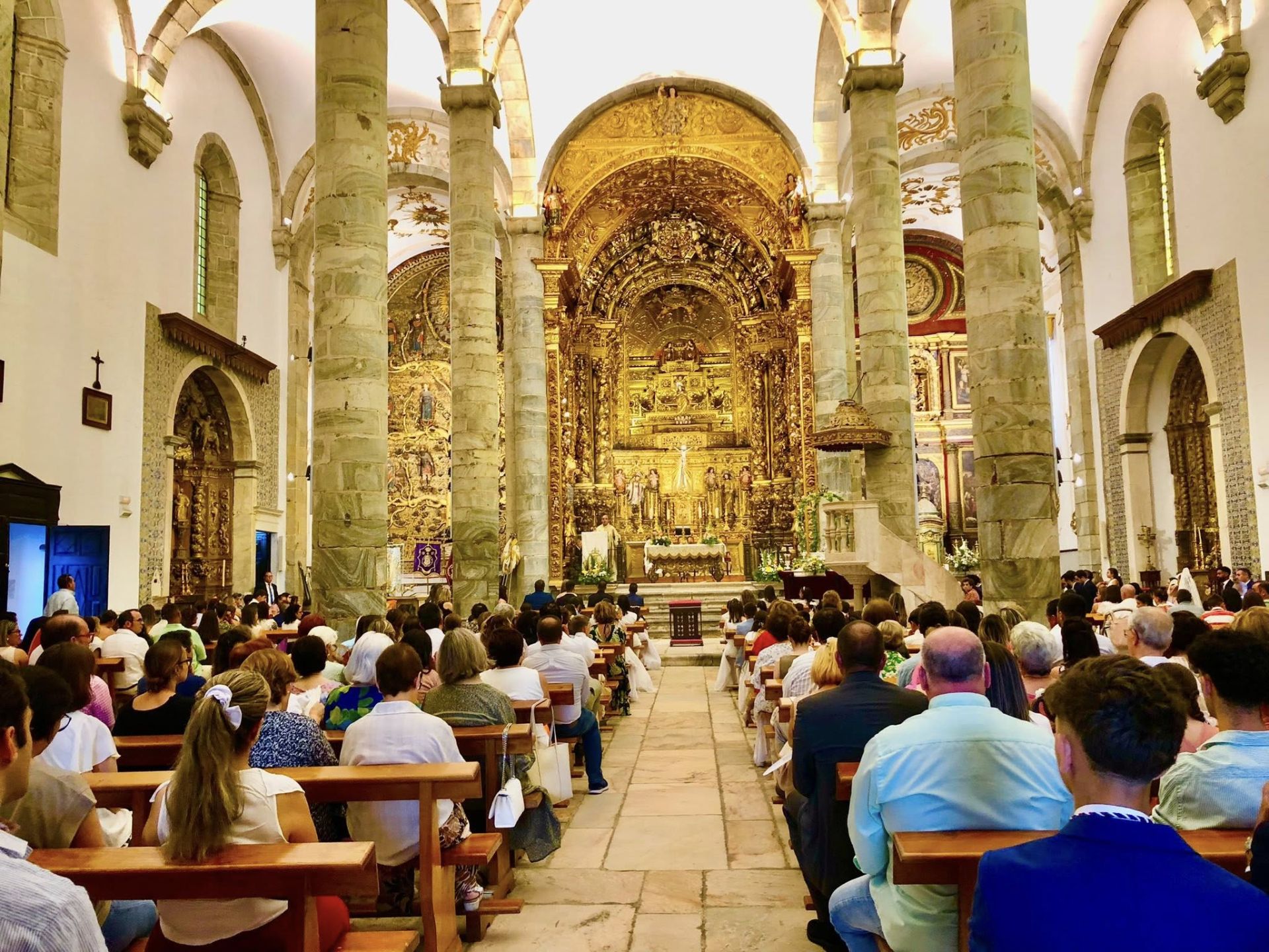 1.800 kilos de sal de colores engalanaron el corazón de Olivenza por el Corpus Christi