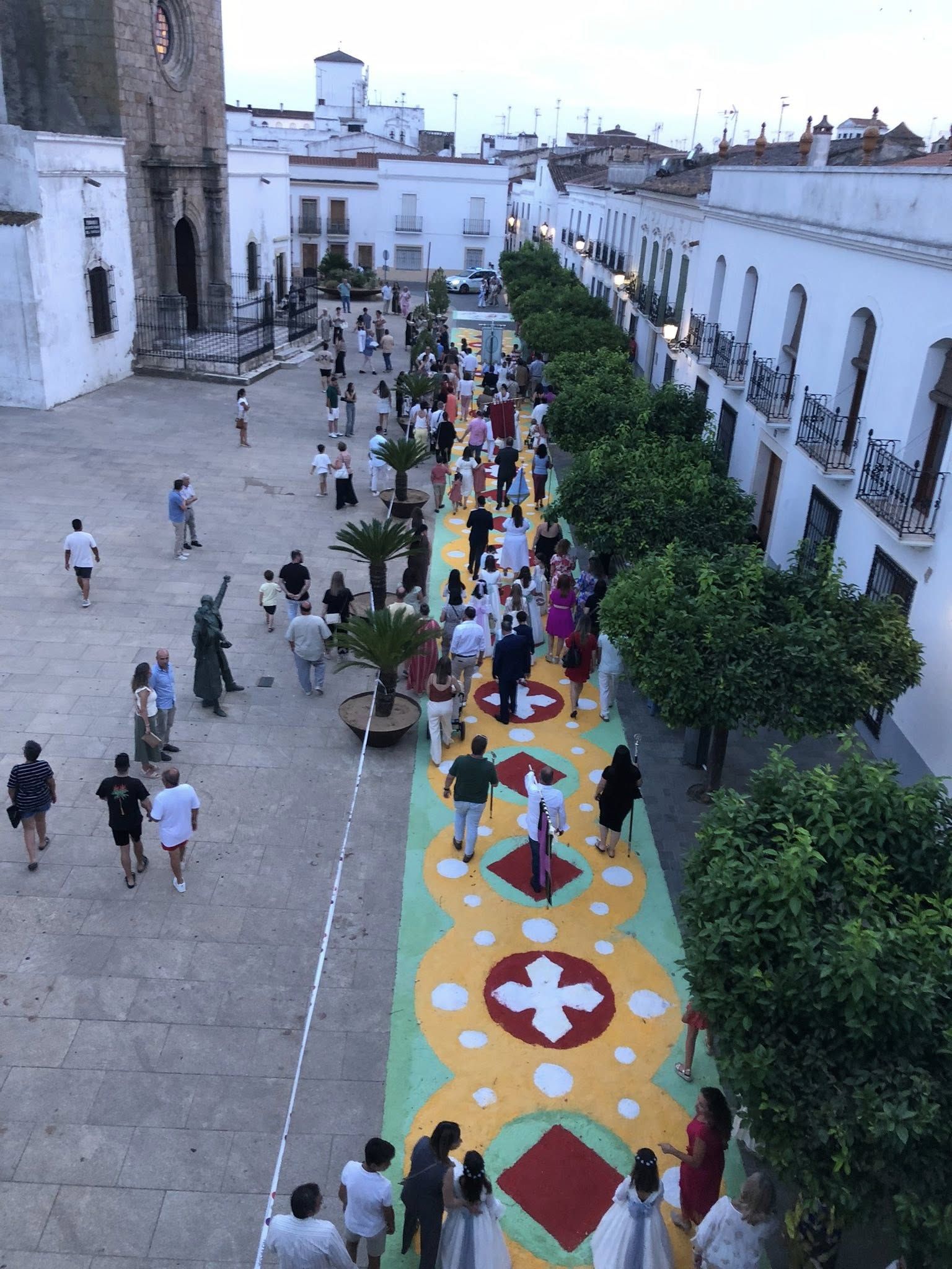 1.800 kilos de sal de colores engalanaron el corazón de Olivenza por el Corpus Christi