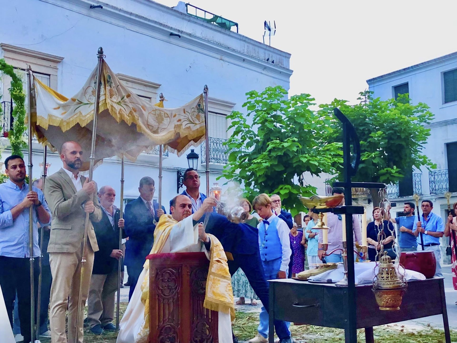 1.800 kilos de sal de colores engalanaron el corazón de Olivenza por el Corpus Christi