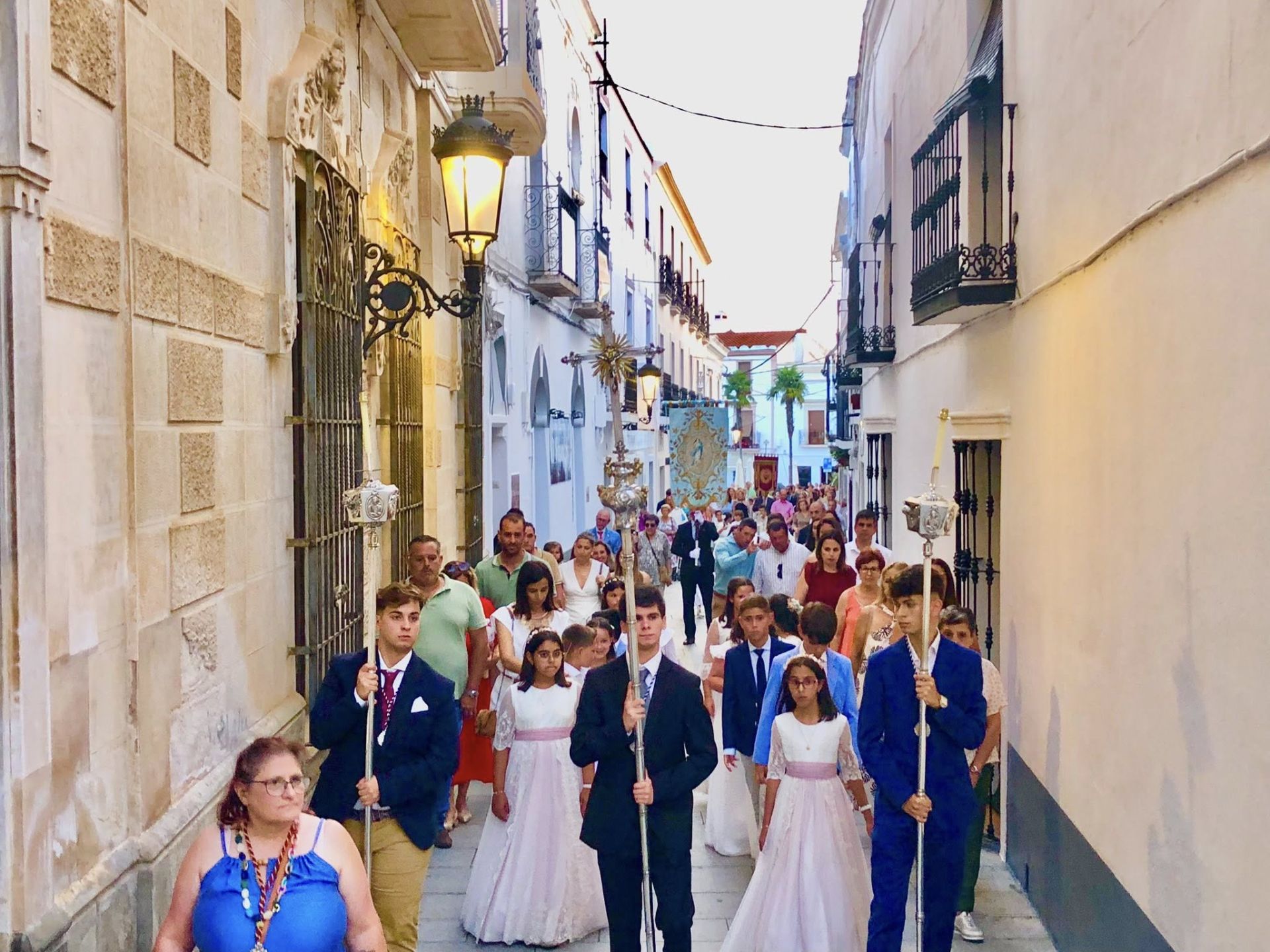 1.800 kilos de sal de colores engalanaron el corazón de Olivenza por el Corpus Christi