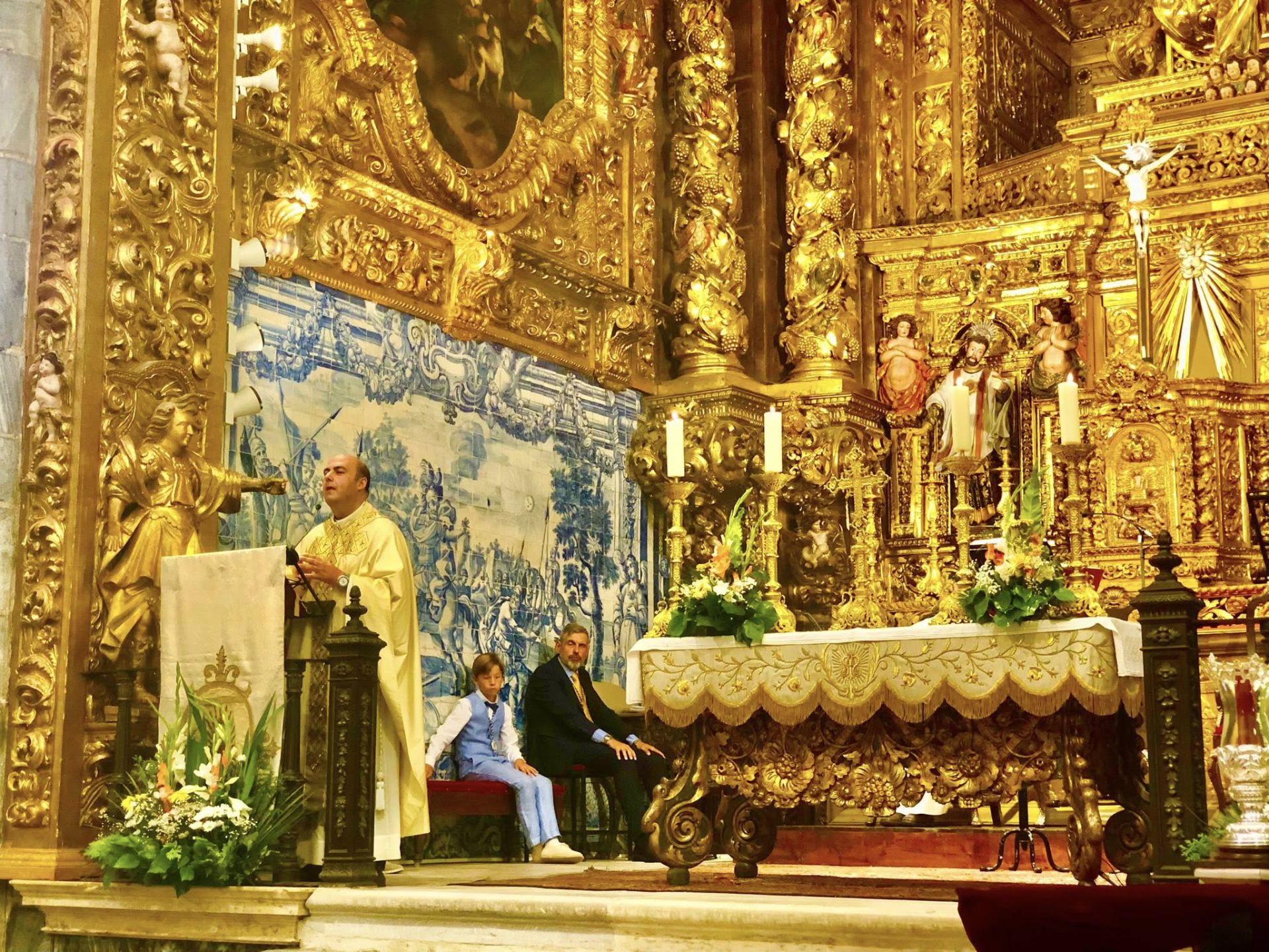 1.800 kilos de sal de colores engalanaron el corazón de Olivenza por el Corpus Christi