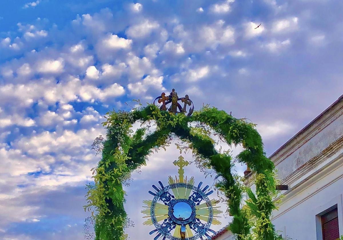 1.800 kilos de sal de colores engalanaron el corazón de Olivenza por el Corpus Christi