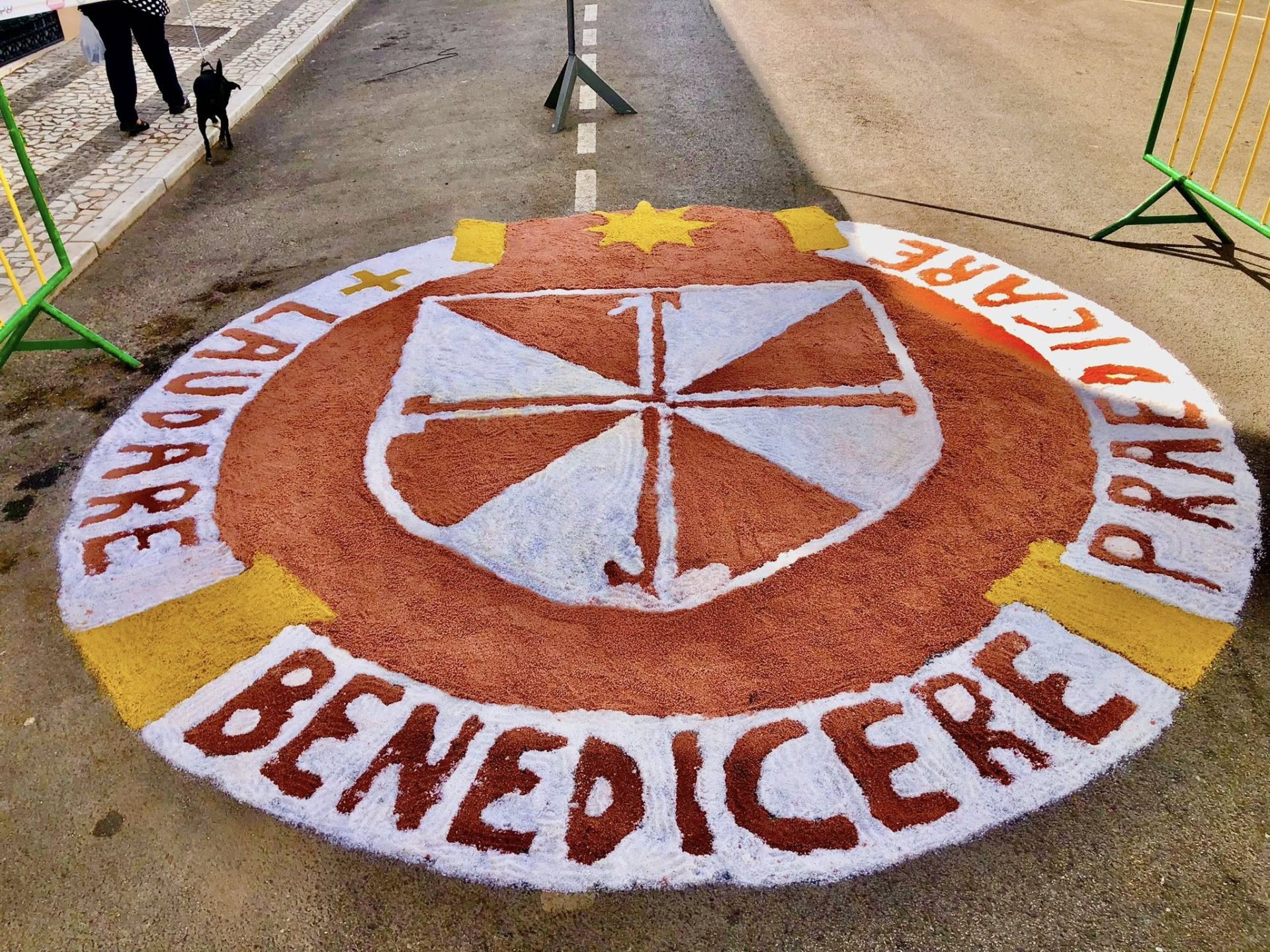 1.800 kilos de sal de colores engalanaron el corazón de Olivenza por el Corpus Christi