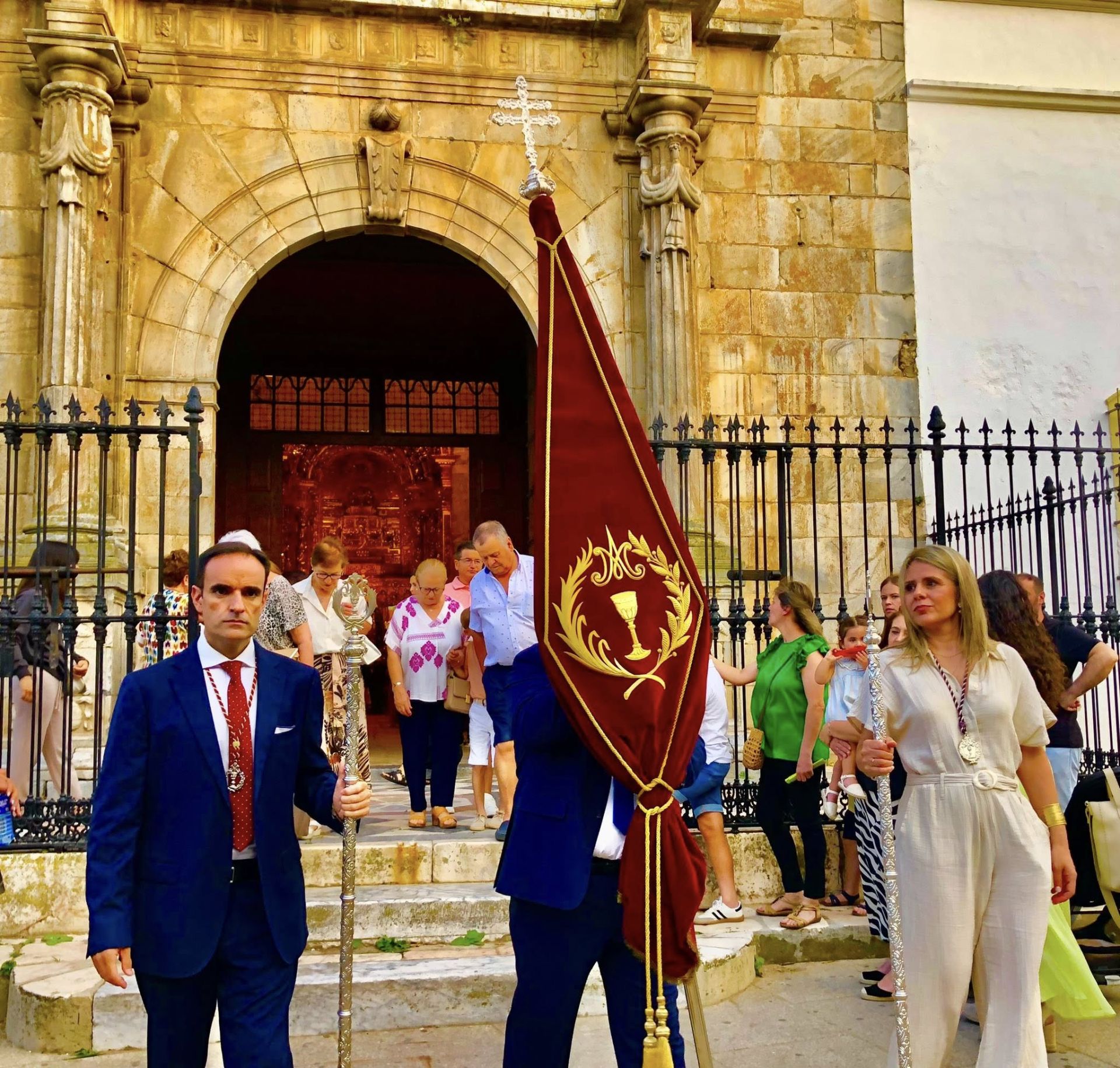 1.800 kilos de sal de colores engalanaron el corazón de Olivenza por el Corpus Christi