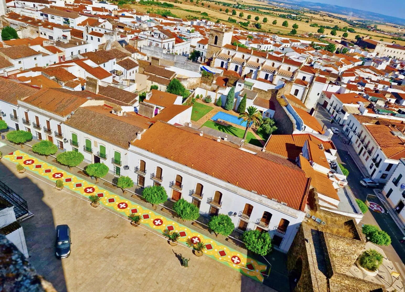 1.800 kilos de sal de colores engalanaron el corazón de Olivenza por el Corpus Christi