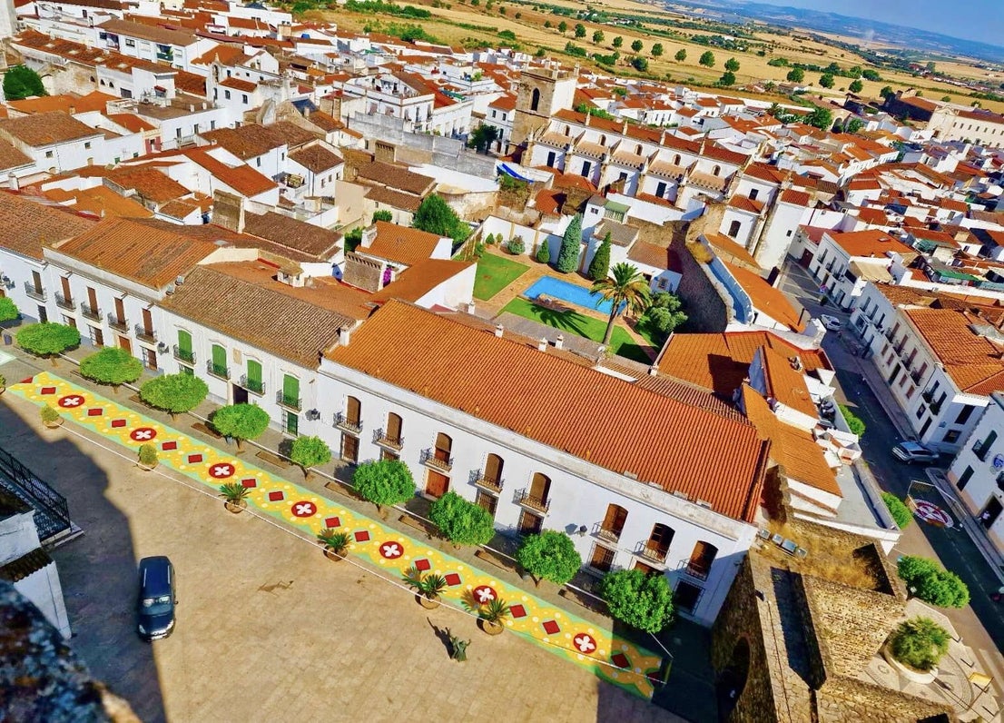 1.800 kilos de sal de colores engalanaron el corazón de Olivenza por el Corpus Christi