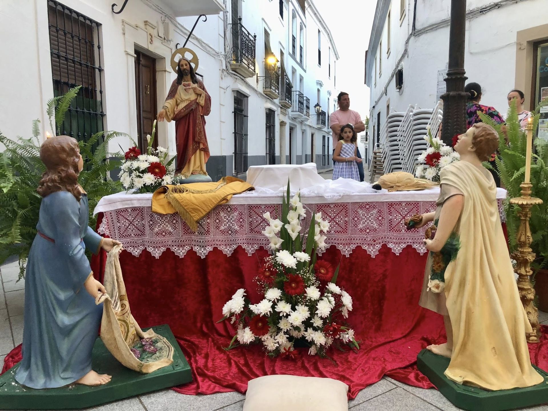 1.800 kilos de sal de colores engalanaron el corazón de Olivenza por el Corpus Christi
