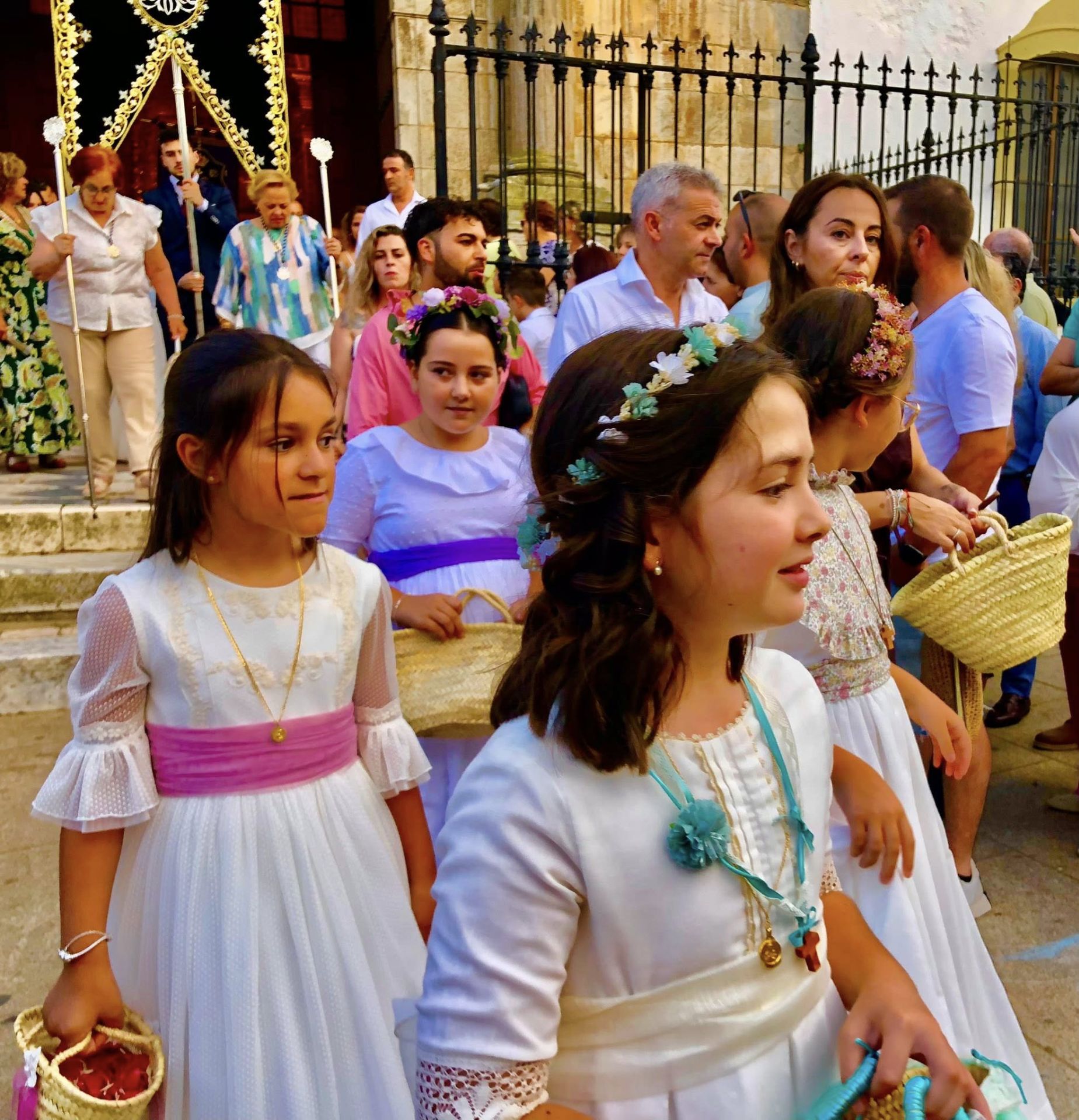 1.800 kilos de sal de colores engalanaron el corazón de Olivenza por el Corpus Christi